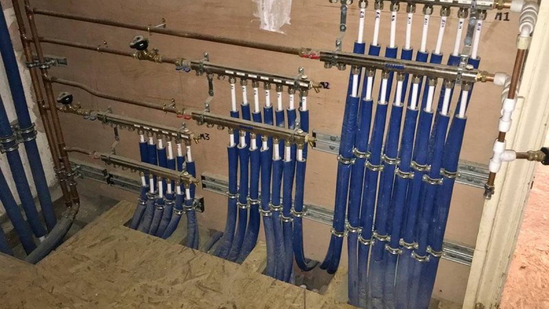 Pre insulated pipework for point to point service from manifold to radiators in house renovation with 30 radiators